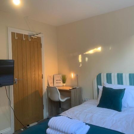 Cosy Room With Private Entrance & Ensuite Рединг Екстериор снимка