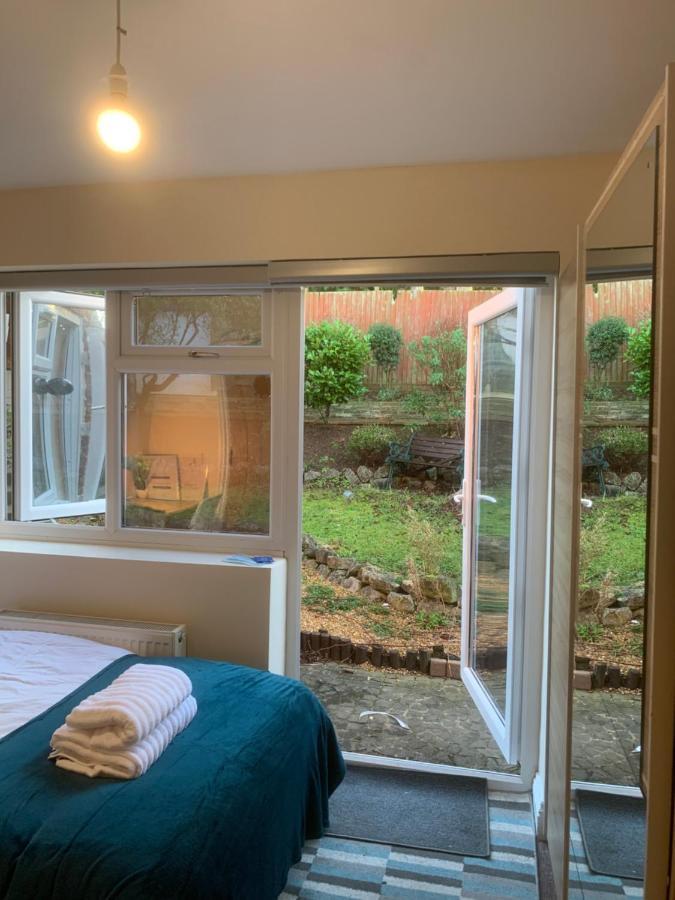 Cosy Room With Private Entrance & Ensuite Рединг Екстериор снимка