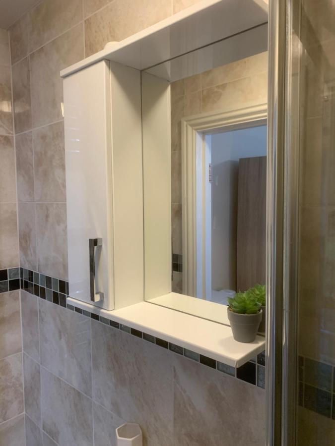Cosy Room With Private Entrance & Ensuite Рединг Екстериор снимка